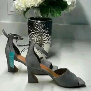 NWT Maurices Gray Suede Tiffany Sculpted Block Heels Size 8.5